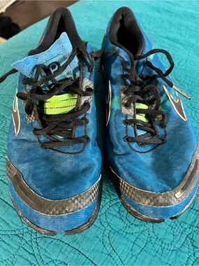 Pearl Izumi Men's Blue Running Shoes with Neon Green Tongue Detail size 10.5